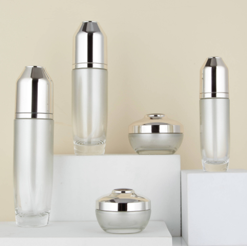风格多样的化妆品玻璃瓶设计，冷峻风、雍容风，你pick哪一款？ 