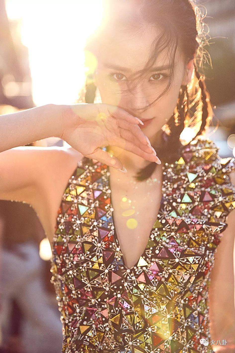《第壹街拍》黄圣依再携手亮相巴黎高定时装周，钻石风华服引热议