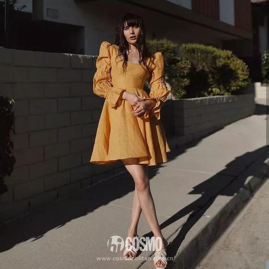 模特+歌手Natalie Lim Suarez身着Zena Presley连衣裙